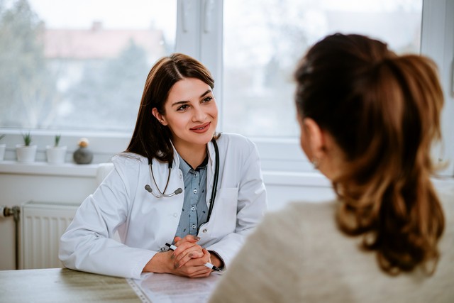 Chirurg plastyczny w specjalistycznej poradni chirurgii i urologii estetycznej w Gdyni